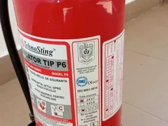 Vand doua stingatoare mari